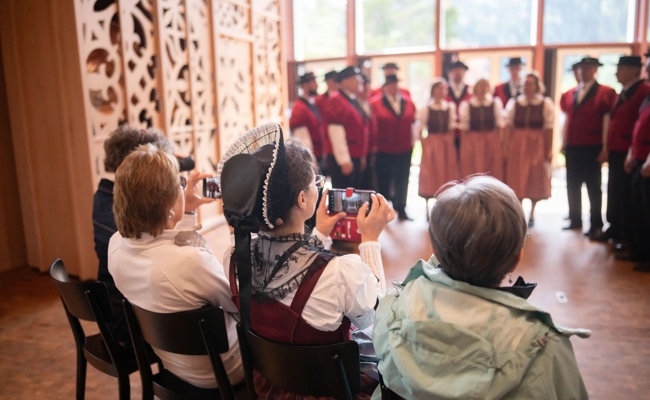 2000 pilgern zum Schwendisee: Das Klanghaus platzt aus allen Nähten – und die Gäste sind voll des Lobs