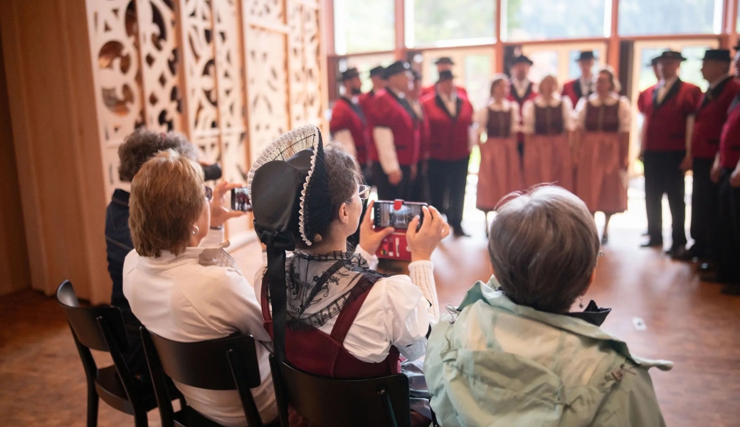 2000 pilgern zum Schwendisee: Das Klanghaus platzt aus allen Nähten – und die Gäste sind voll des Lobs