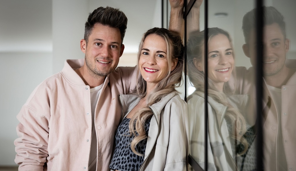 Kilian und Loredana Bamert, bekannt als Comedy-Paar «Saturday.and.Sunday», in ihrem Büro in Buchs.