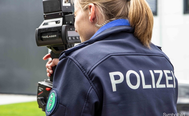 Polizei stoppt Schnellfahrer und zieht Ausweise ein