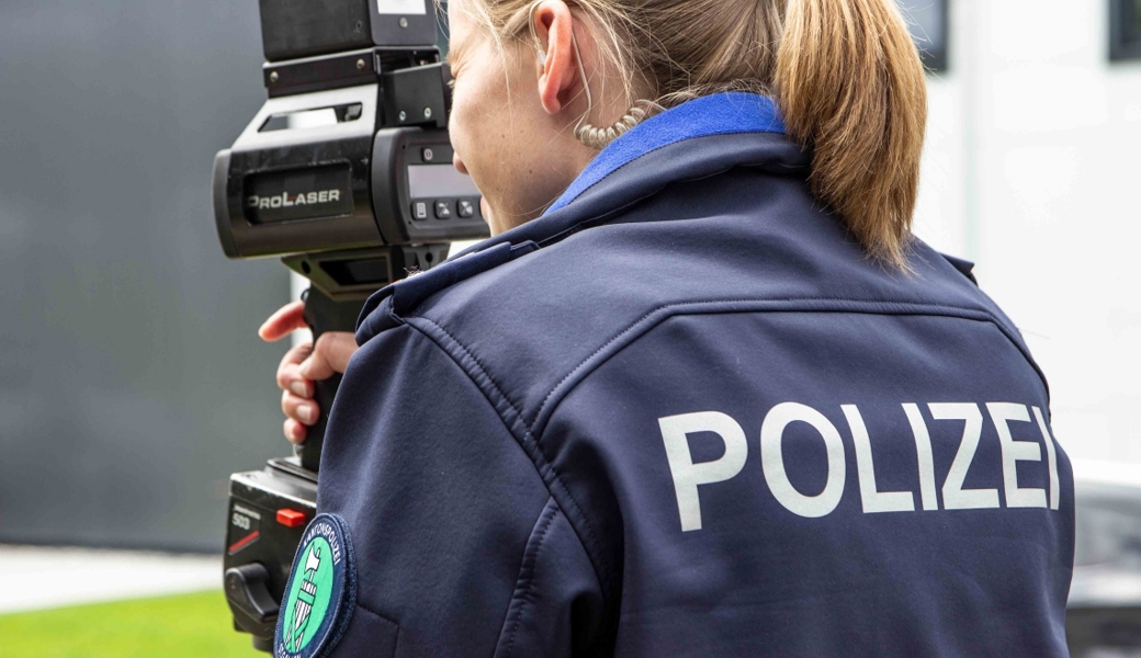 Polizei stoppt Schnellfahrer und zieht Ausweise ein
