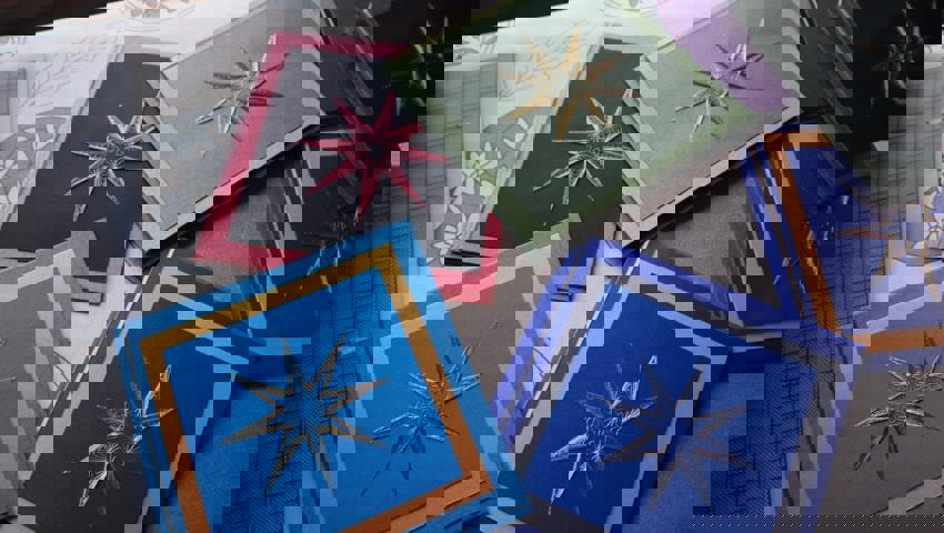  Besonders für die Vorbereitung und die Abstimmung von Material und Farben nehmen viel Zeit in Anspruch.