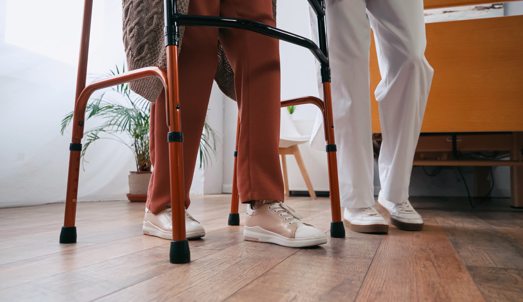 Eine Ausbildung zum Pflegehelfer oder zur Pflegehelferin kann helfen, aus der Armutsfalle auszubrechen.