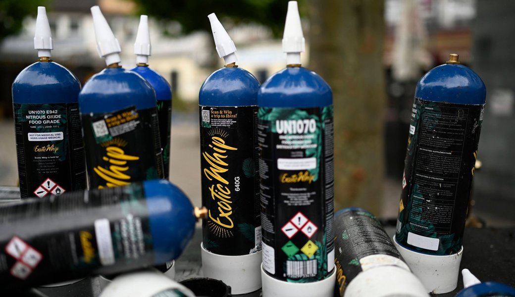 Von Jugendlichen zurückgelassene Lachgasflaschen in Frankfurt.