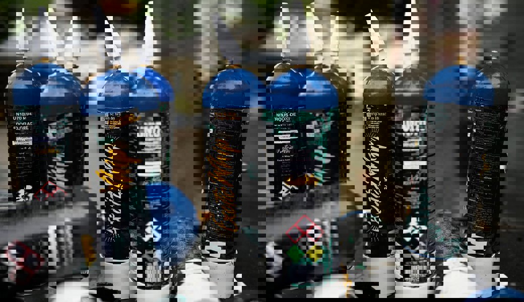 Von Jugendlichen zurückgelassene Lachgasflaschen in Frankfurt.