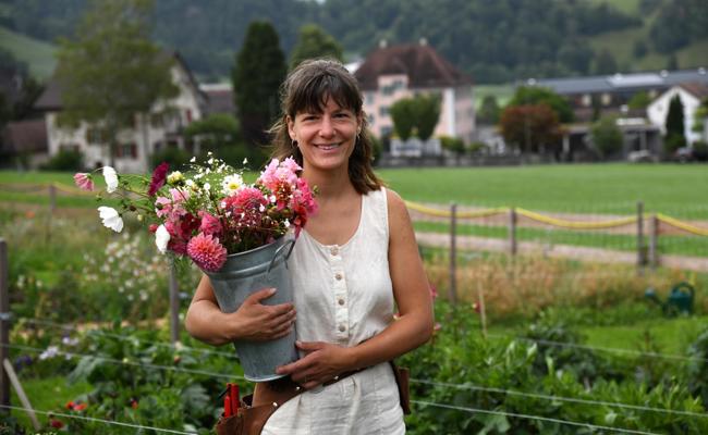 Leidenschaft zum Beruf gemacht: Andrea Bischof pflanzt Blumen an