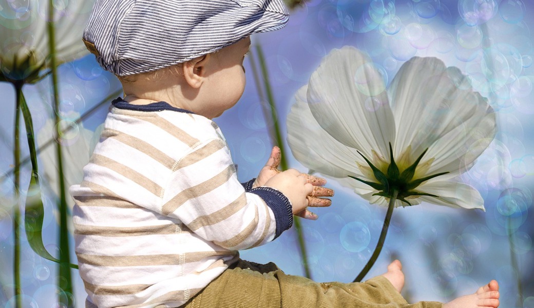 Das freie Sitzen ist ein grosser Entwicklungsschritt für unsere Babys. Und keine Angst, auch wenn sie es mit sechs Monaten noch nicht können - irgendwann lernen sie es alle.