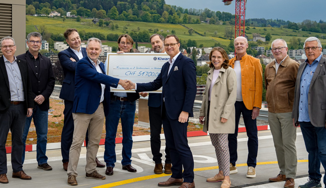 Hanspeter Roth, Chair Social Activity des Kiwanis-Clubs St. Gallen Notker, überreicht in Begleitung weiterer Kiwanis-Mitglieder aus der Region Ostschweiz den Spendencheck an Serge Altmann und Thomas Krebs vom Ostschweizer Kinderspital.