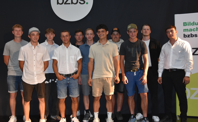 Junge Maurer setzen ihren ersten Meilenstein