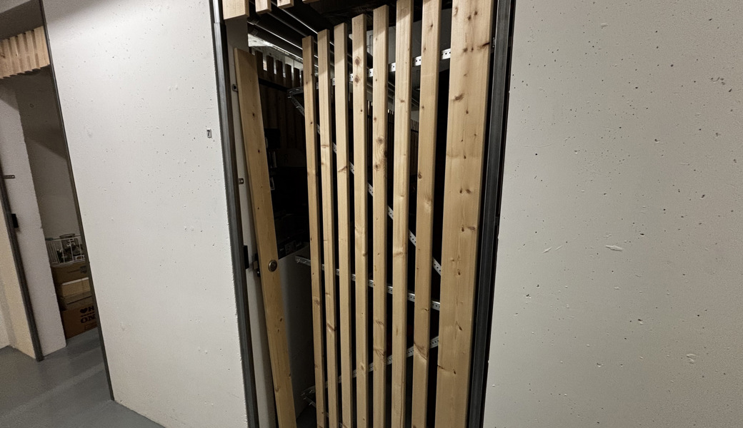 Die aufgebrochene Holztüre in einem Kellerabteil in Schaan.