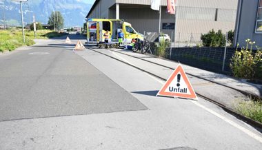 Rad geriet in Bahngeleise: 76-jährige E-Bike-Fahrerin nach Sturz unbestimmt verletzt