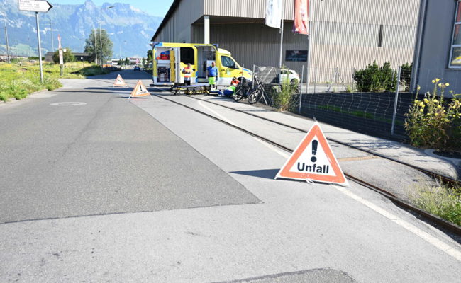 Rad geriet in Bahngeleise: 76-jährige E-Bike-Fahrerin nach Sturz unbestimmt verletzt