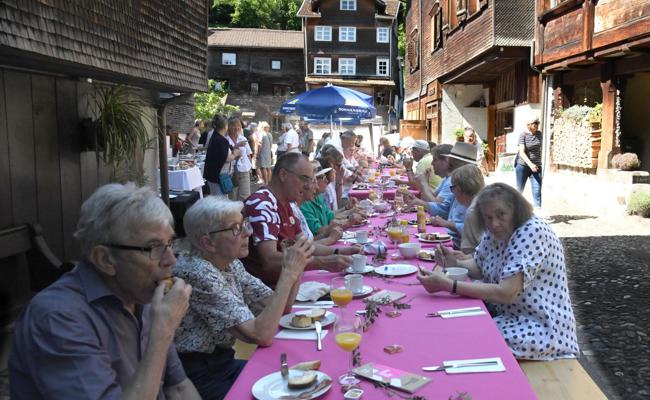 Einfach sich treffen und geniessen: Tavolata im Städtli