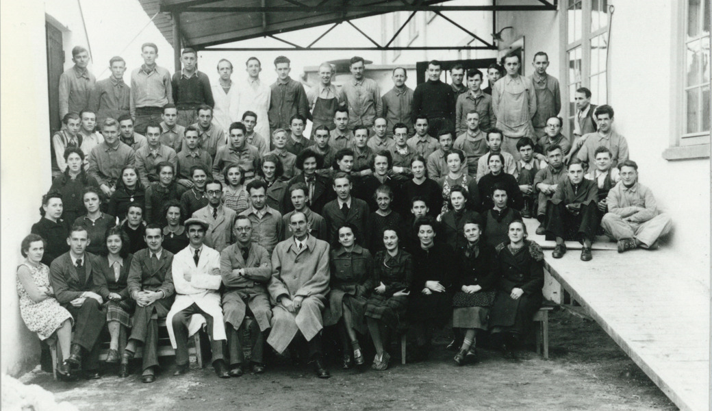 Die Zweigstelle des deutschen Unternehmens schuf Arbeitsplätze für eine stattliche Belegschaft, hier in den 1940er-Jahren (unten).