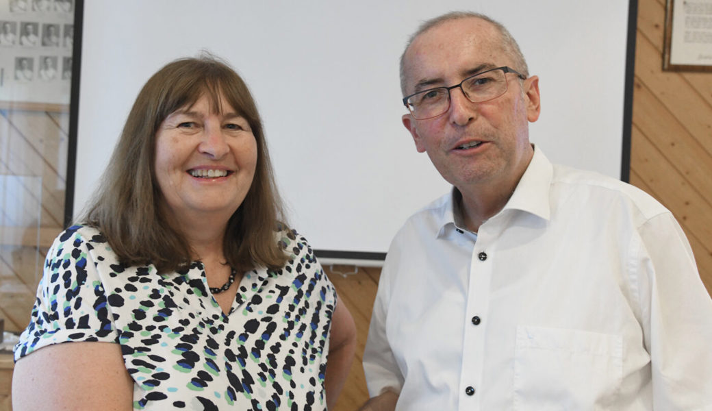  Thomas Ammann gratuliert Karin Marquart für zehn Jahre Mitarbeit im Vereinsvorstand. 