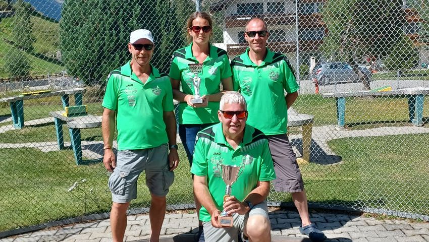 Medaillengewinner des Pit-Pat Club Buchs: Vorne Hans Hardegger (Einzel-Schweizer-Meister), hinten von links das Bronze-Team mit Christian Müntener, Barbara Heusser und Peter Müntener. Medaillengewinner des Pit-Pat Club Buchs: Vorne Hans Hardegger (Einzel-Schweizer-Meister), hinten von links das Bronze-Team mit Christian Müntener, Barbara Heusser und Peter Müntener.