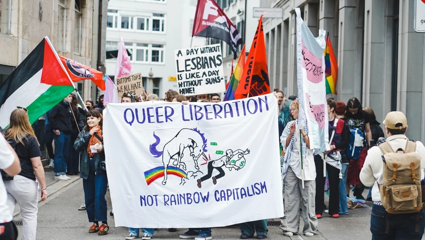 Mit Flaggen und Parolen ziehen die Demonstrierenden durch die Gassen.