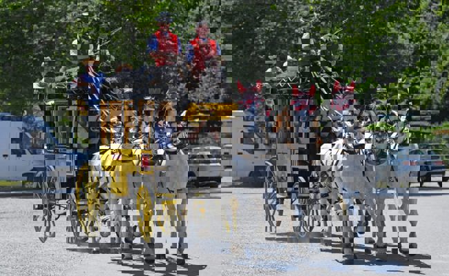 Reisen wie im Bilderbuch: In einer Postkutsche ohne Motorenlärm die Gegend geniessen