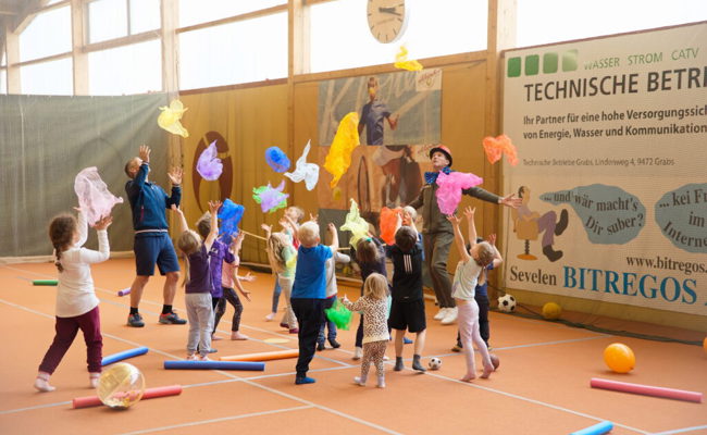 Aus Spass wird Spende: Hilfe für ukrainische Kinder mit Anlass in der Tennishalle