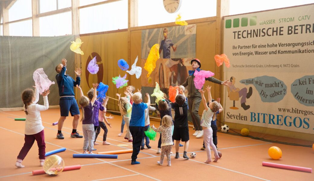  Mit Spiel und Spass in der Tennishalle wird ukrainischen Kindern in Not geholfen. 