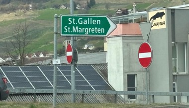 Schreibfehler auf der Tafel bei Autobahneinfahrt entdeckt