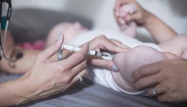 Wie ein St. Galler Kinderarzt Opfer von deutschen Impfgegnern wurde