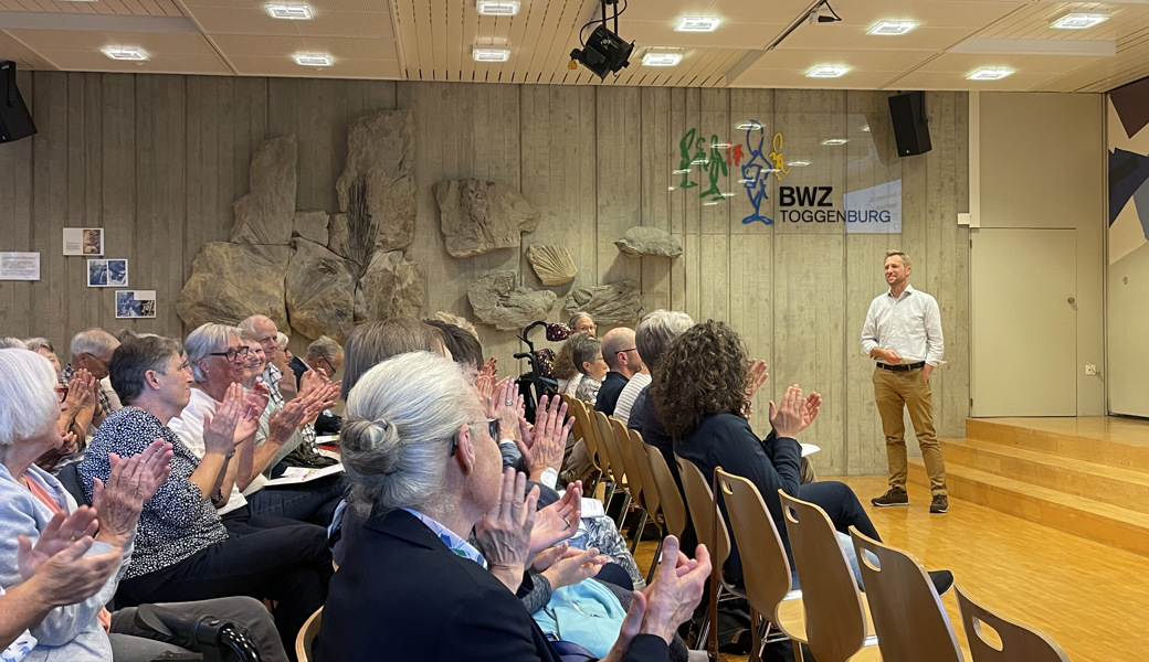 Die gut gelaunten Genossenschafterinnen und Genossenschafter von Zeitgut Toggenburg stimmen den Geschäften zu.