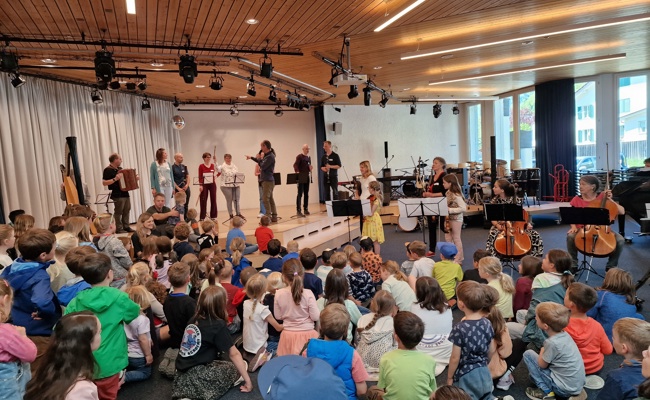 Die freudige Qual der Instrumentenwahl: Kinder entlockten die ersten Töne
