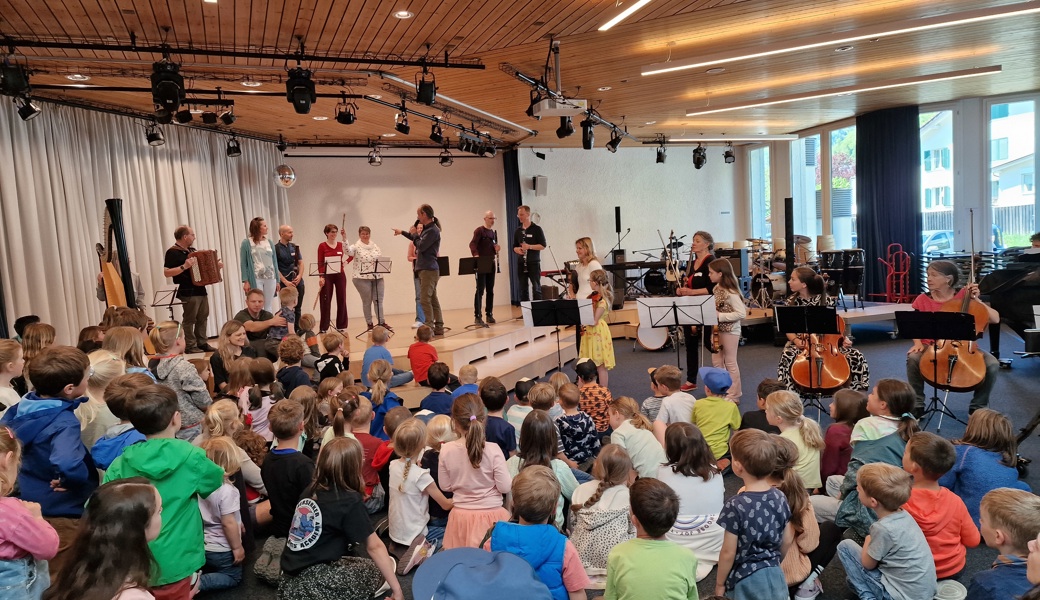 Am Vorstellungstag konnten sich die Kinder auch gleich an den Instrumenten versuchen.