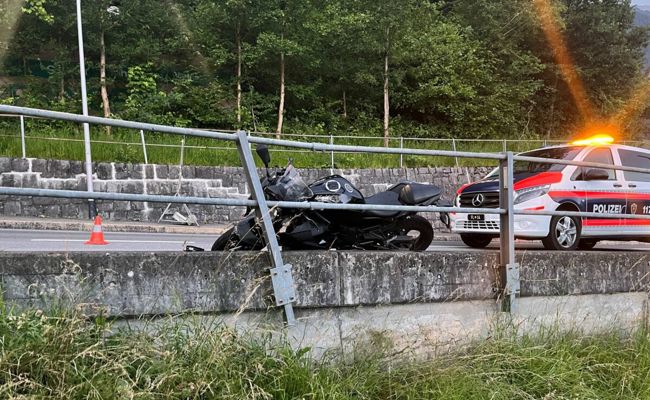 Mit dem Töff auf der nassen Strasse gestürzt