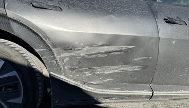 Blechschaden nach zwei Unfällen: vier Autos beteiligt