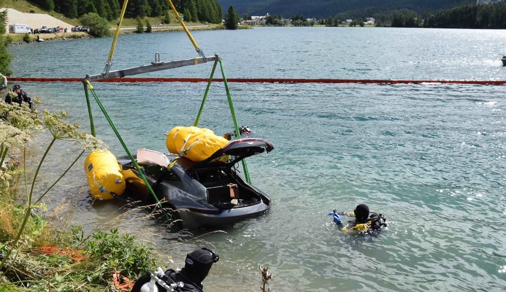 Polizeitaucher lokalisierten das Auto im See.