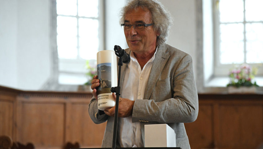  Pfarrer Martin Böhringer überbrachte ein Geschenk von der Nachbarkirchgemeinde Eichberg-Oberriet.