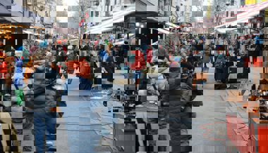 Mit Geselligkeit und Unterhaltung: Weihnachtliches Einkaufen am Geschenksonntag