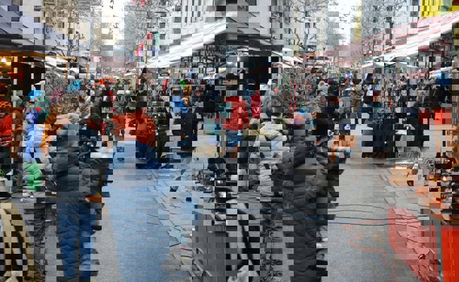 Mit Geselligkeit und Unterhaltung: Weihnachtliches Einkaufen am Geschenksonntag