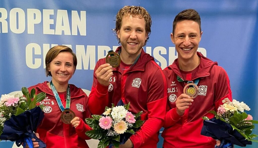  Drei Medaillen für die Schweiz am selben Wettkampftag über 50 Meter Liegend (von links): Sarina Hitz (Mauren TG) holt Bronze, Jan Lochbihler (Solothurn) Gold und Christoph Dürr (Gams) Bronze. 