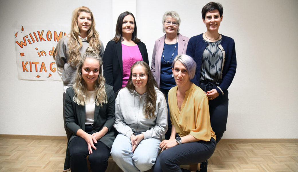  Eröffnung der Kita Gams, hinten von links Pascale Hartmann, Vorstand; Senida Durmisi, Leiterin Betreuung; Rita Zäch, Geschäftsleitung; Christine Egger-Schöb, Vereinspräsidentin; vorne von links das Team mit Andrea Jud, Natascha Bearth, Janine Rohner. 