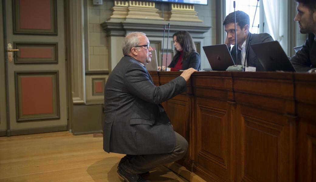 Kniefall von Ruedi Mattle vor Parteikollege Andrin Monstein – vor wem gehen die Grünliberalen auf der Suche nach einer Fraktionspartnerin auf die Knie?