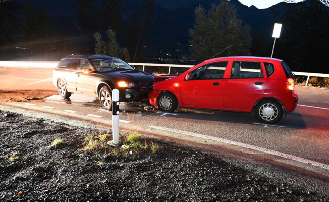 Ein Fahrzeuglenker verletzte sich bei einer Kollision zwischen zwei Autos in Pfäfers