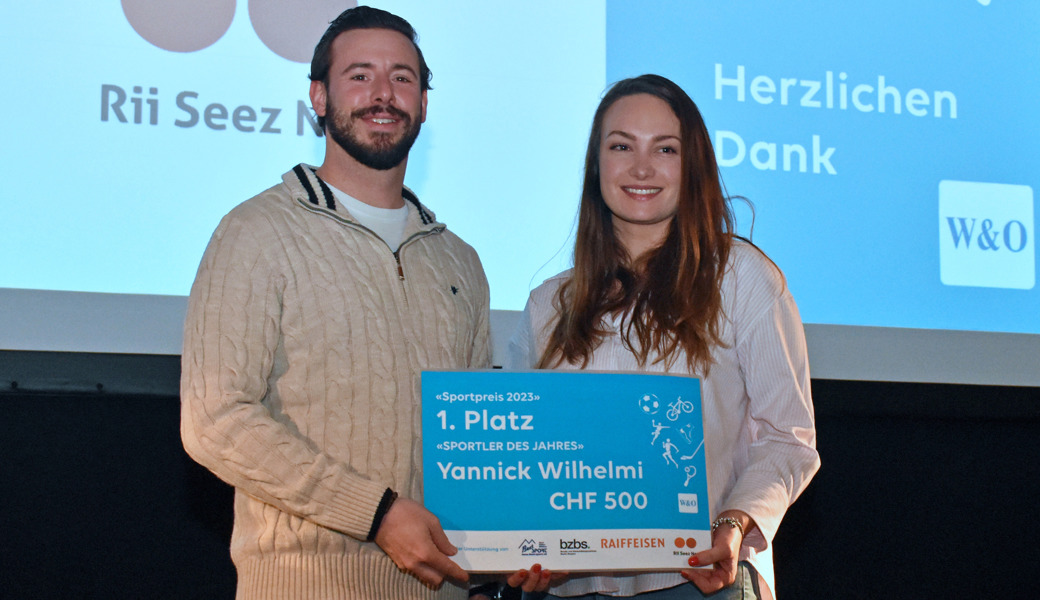 Ramon Wehrli (Geschäftsinhaber Beat Sport AG) überreicht Joana Wilhelmi den ersten Preis in der Kategorie Sportler.