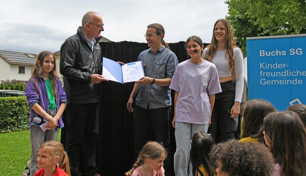 Cyrill Tait (2. von links) überbrachte im Namen von Unicef das Zertifikat. 