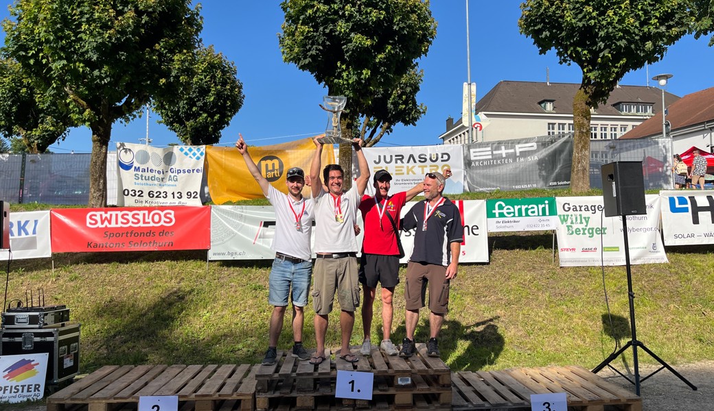 Thomas Müntener feiert seinen zehnten Sieg am Chnüppu-Cup auf dem Podest des Finallaufs.