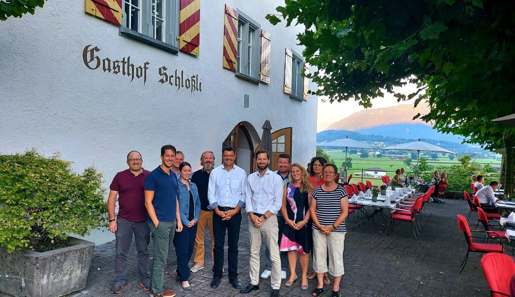  Der Gemeinderat Sennwald und der Verwaltungsrat der Schlössli Sax AG (von links): Norbert Tinner, Marco Stucki, Christoph Tinner, Petra Graf, Markus Krüger, Bertrand Hug, Andreas Schwarz, Carsten Zeiske, Laila Roduner, Susi Domenig, Küngolt Bietenhard (abwesend: Dr. Yves Crippa).