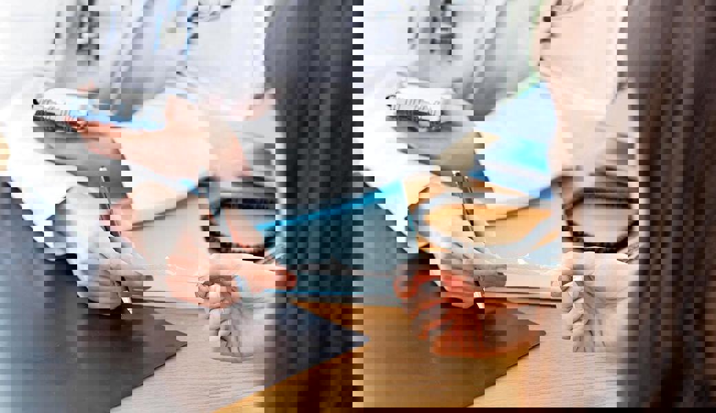 Mit einem verfälschten ärztlichen Attest ging die Frau zwei Jobs nach.