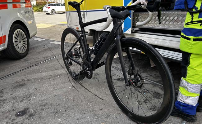 In abbiegenden Rennvelofahrer hineingefahren