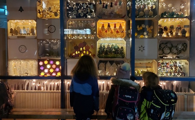 Primarschule Gadretsch eröffnet ihr Adventsfenster