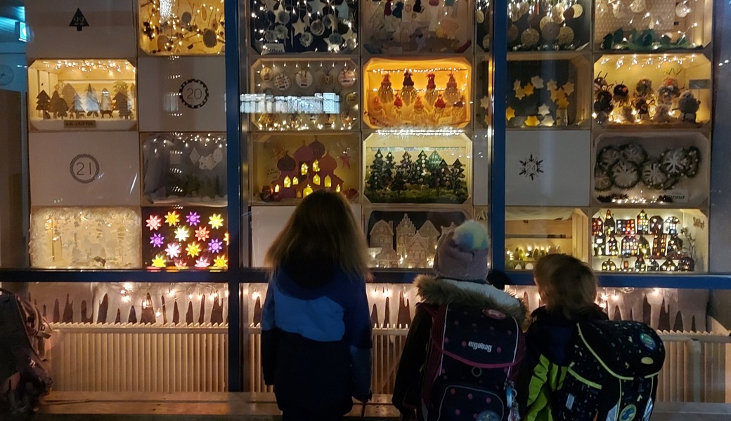 24 Klassen, 24 Harasse: Das Adventsfenster der Seveler Primar­schule Gadretsch wird heute eröffnet.