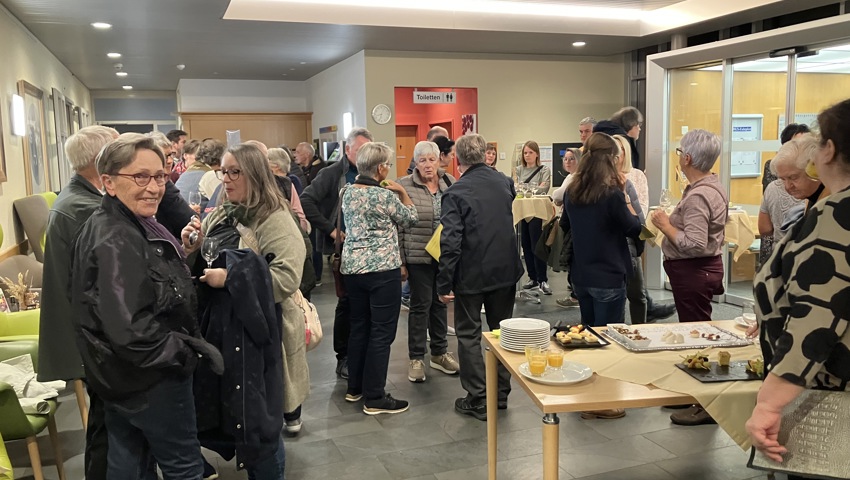 Nach dem offiziellen Teil wurde rege diskutiert und informiert.