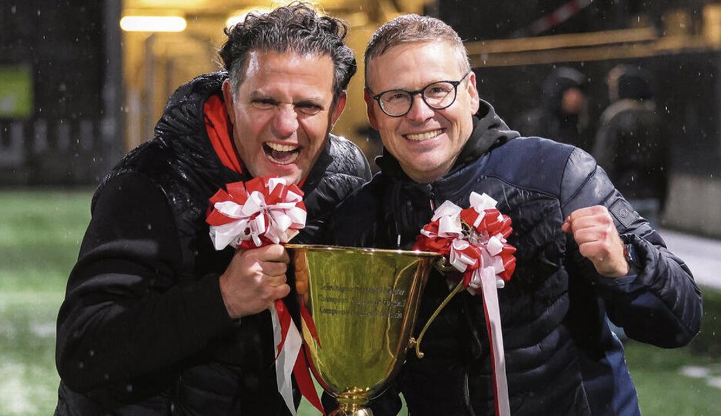 Benjamin Fischer (rechts) feiert gemeinsam mit seinem Vorstandskollegen Oezkan Guelbahar nach dem entscheidenden Spiel in Wil.