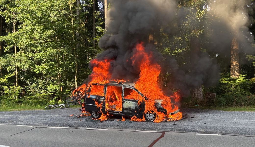 Beim Eintreffen der Feuerwehr stand das Auto in Vollbrand.